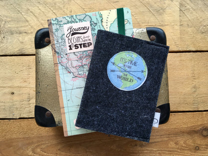 Reisepasshülle - Stadtgeflüster | dunkelgraue Passhülle aus Filz für Deine nächste Reise