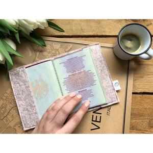 Puderfarbene Reisepasshülle - Wanderlust Puder | puderfarbene Passhülle aus Filz für Deine nächste Reise | Hülle für Reisepass-RMdesign