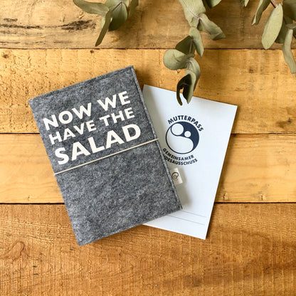 Witzige Mutterpasshülle aus Filz | Now we have the salad | Mutterpassumschlag | Geschenk für werdende Mütter