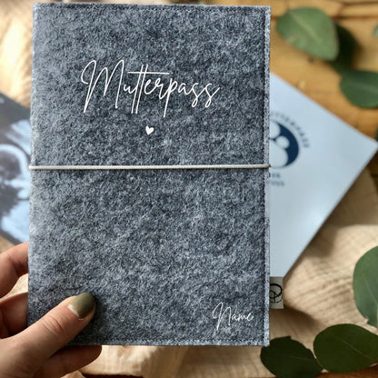 Mutterpasshülle aus Filz in grau mit Aufdruck "Mutterpass" | Wunderschönes Geschenk für werdende Mütter