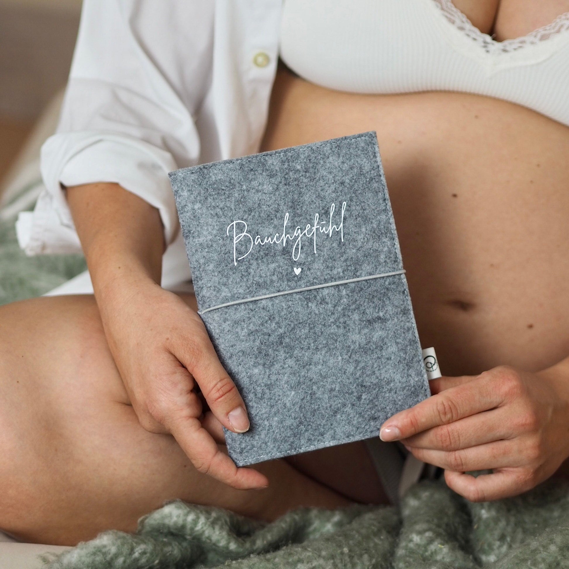 Mutterpasshülle aus grauem Filz | Bauchgefühl | Mutterpassumschlag | Geschenk für werdende Mütter