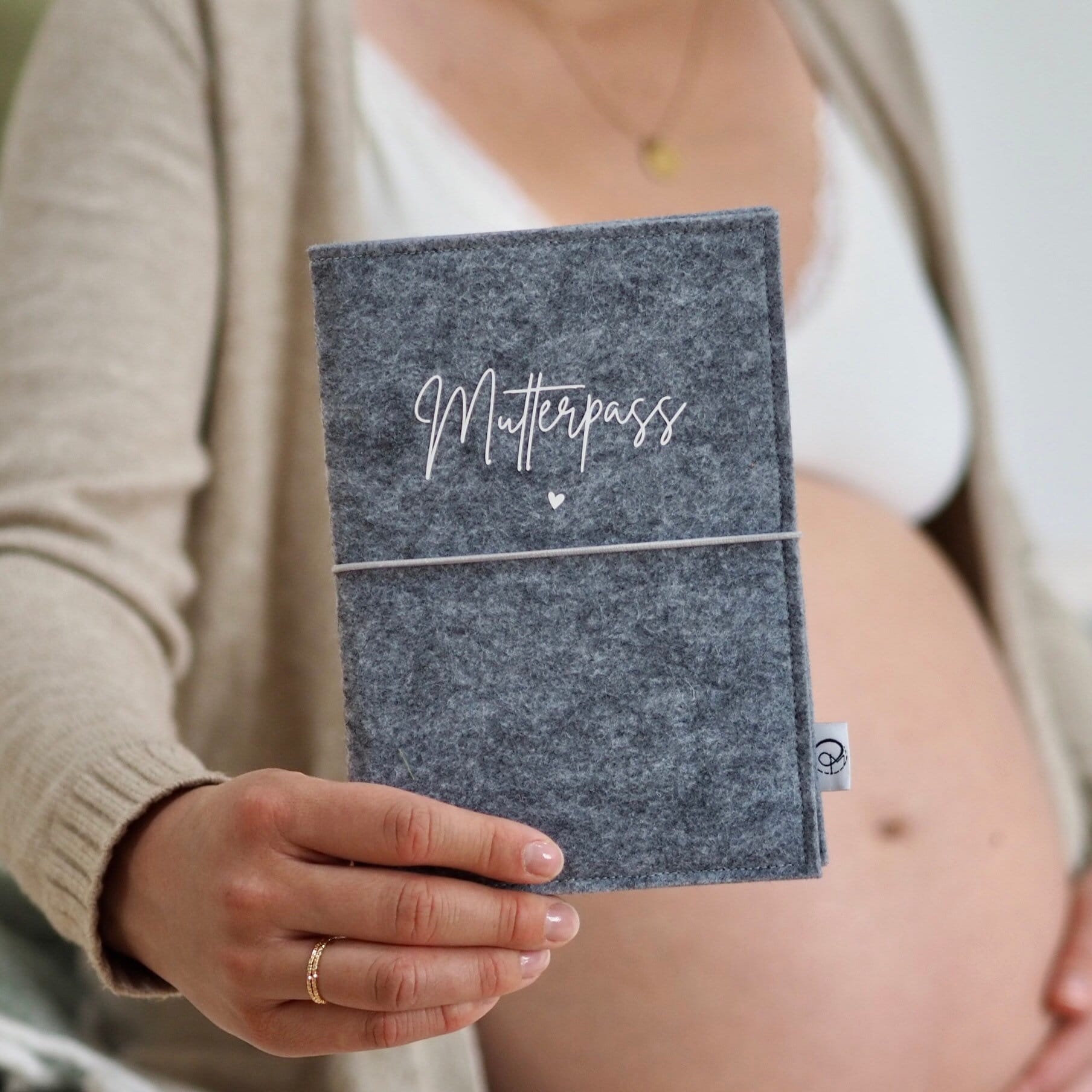 Mutterpasshülle aus Filz in grau mit Aufdruck "Mutterpass" | Wunderschönes Geschenk für werdende Mütter