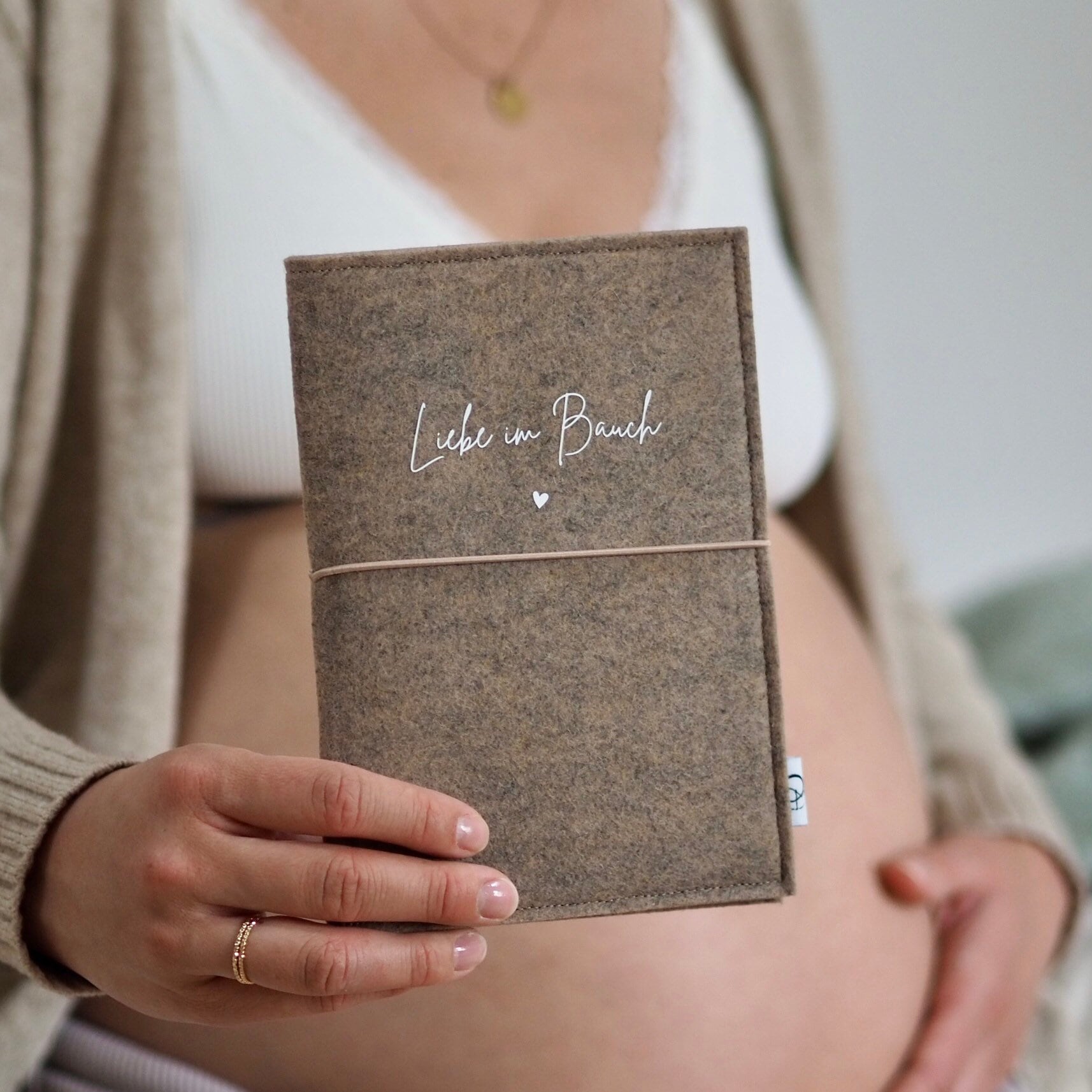 Liebe im Bauch | Mutterpasshülle aus Filz | Wunderschönes Geschenk für werdende Mütter