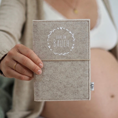 Mutterpasshülle Liebe im Bauch | Mutterpassumschlag aus Filz | Schönes Geschenk zur Schwangerschaft