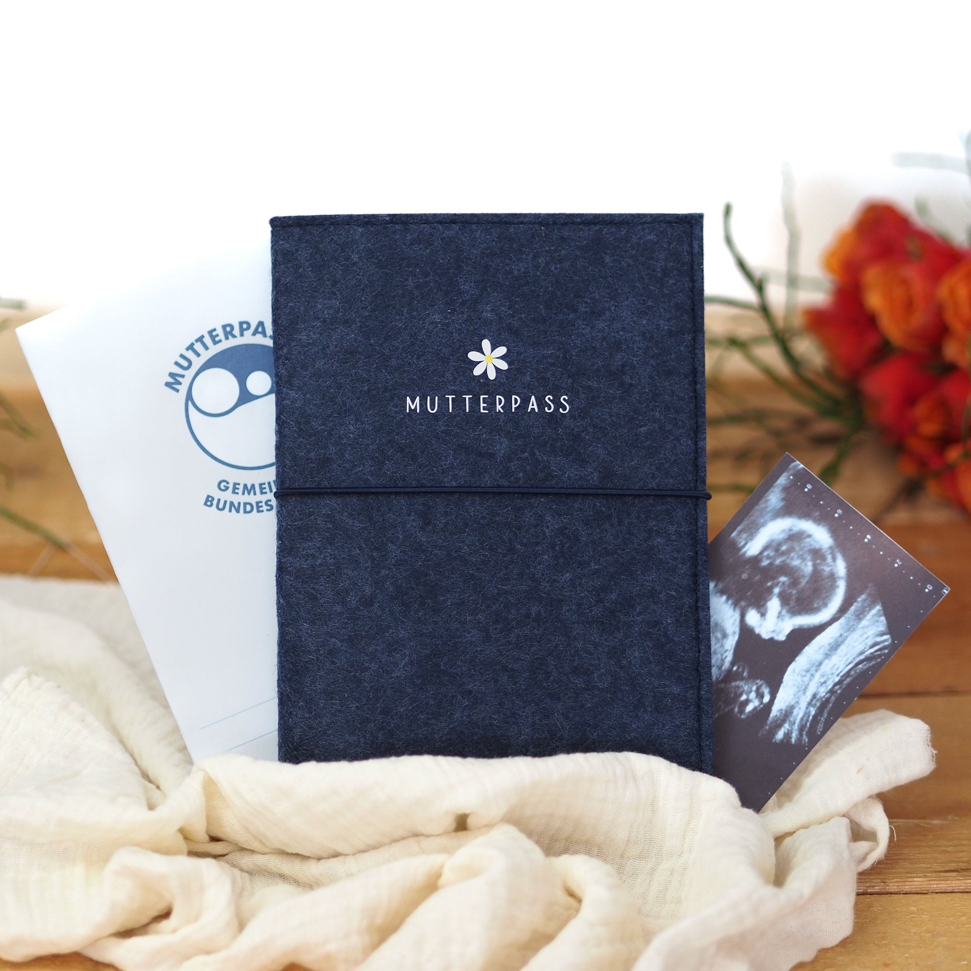 Mutterpasshülle aus Filz | Gänseblümchen | Wunderschönes Geschenk für werdende Mütter